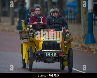 Die Mall, London, UK. 4. November 2018. Bonhams London nach Brighton Veteran Car Run 2018, 1904 Alldays auf der Mall nach der Dämmerung beginnen im Hyde Park. Stockfoto