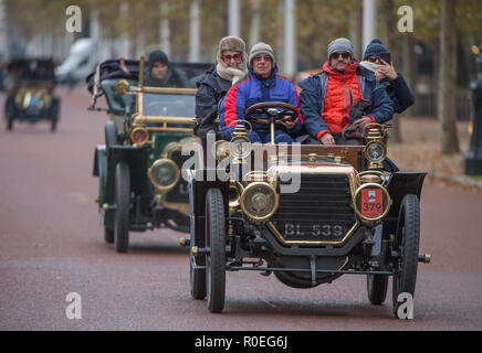 Die Mall, London, UK. 4. November 2018. Bonhams London nach Brighton Veteran Car Run 2018, 1904 Panhard et Levassor auf der Mall. Stockfoto