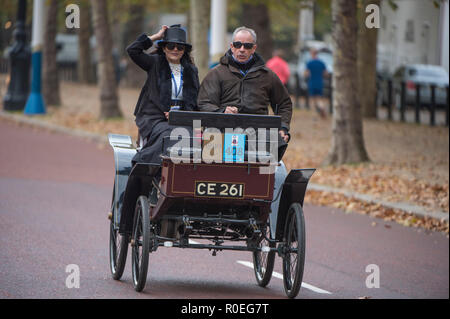 Die Mall, London, UK. 4. November 2018. Bonhams London nach Brighton Veteran Car Run 2018, 408 Teilnehmer auf der Mall nach der Dämmerung beginnen im Hyde Park. Stockfoto