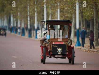 Die Mall, London, UK. 4. November 2018. Bonhams London nach Brighton Veteran Car Run 2018, Entrant 414 kommt auf der Mall nach der Dämmerung beginnen. Stockfoto