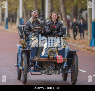 Die Mall, London, UK. 4. November 2018. Bonhams London nach Brighton Veteran Car Run 2018 Starter auf der Mall nach der Dämmerung start ankommen. Stockfoto