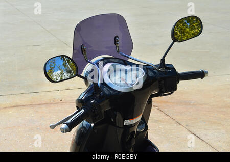 Vordere Moped mit Lenkrad und Spiegel. Clouse. Stockfoto