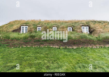 VERMAHLID, ISLAND - AUGUST 2018: traditionelle isländische Rasen häuser Häuser mit Gras auf dem Dach in Glaumbaer folk Heritage Museum. Stockfoto