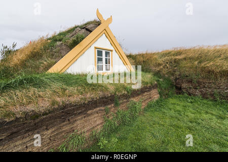 VERMAHLID, ISLAND - AUGUST 2018: traditionelle isländische Rasen häuser Häuser mit Gras auf dem Dach in Glaumbaer folk Heritage Museum. Stockfoto