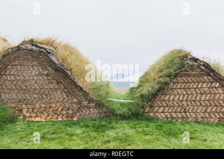 VERMAHLID, ISLAND - AUGUST 2018: traditionelle isländische Rasen häuser Häuser mit Gras auf dem Dach in Glaumbaer folk Heritage Museum. Stockfoto