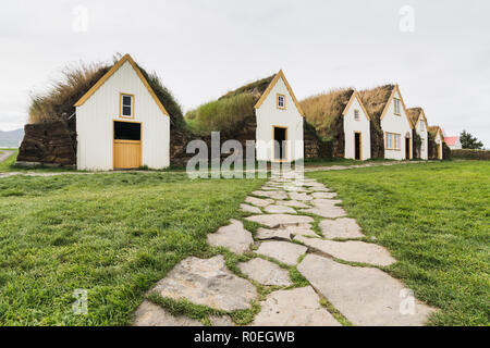 VERMAHLID, ISLAND - AUGUST 2018: traditionelle isländische Rasen häuser Häuser mit Gras auf dem Dach in Glaumbaer folk Heritage Museum. Stockfoto