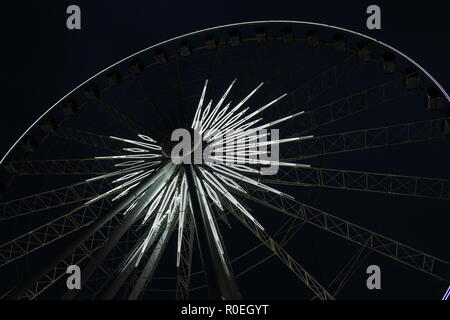 Ein Bild von einem Riesenrad bei Nacht. Stockfoto