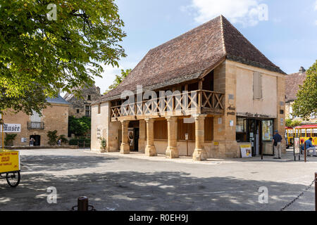 Domme ist als eines der schönsten Dörfer von Frankreich klassifiziert und befindet sich in einer herrlichen Lage hoch über dem Fluss Dordogne. Das Dorf ist lov Stockfoto