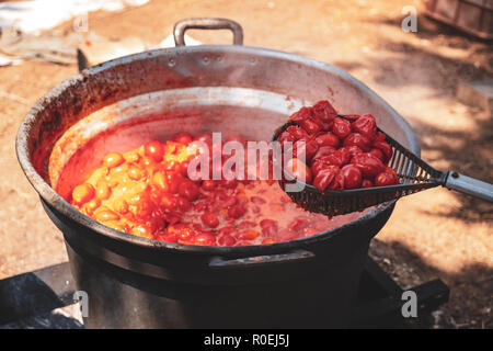 Die traditionelle Zubereitung des Tomatensauce im Süden von Italien, Apulien Stockfoto