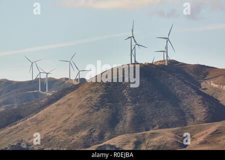 Wind tubines auf einem Hügel Stockfoto