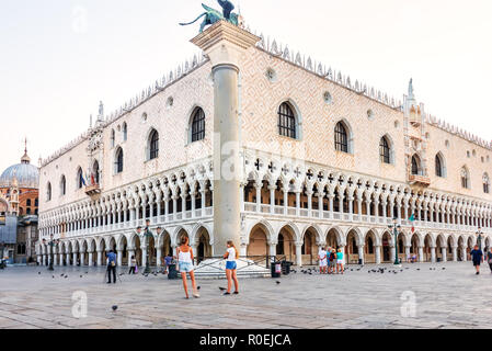 Venedig, Italien - 22. August 2018: Dogenpalast und Piazza San Marco mit Touristen Stockfoto