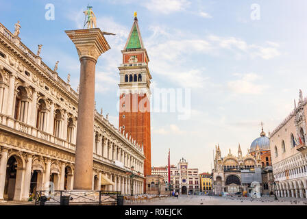 Piazza San Marco, Spalte von San Teodoro, Nationalbibliothek, Dogenpalast und St Mark's Basilika, Venedig Stockfoto