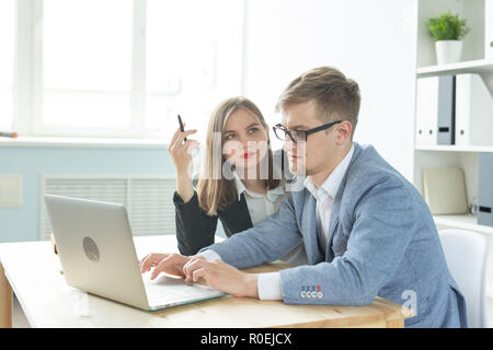 Business, arbeiten im Team und die Menschen Konzept - Frau und Mann diskutieren über ihr Projekt gemeinsam im Büro Stockfoto