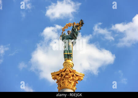 Kiew, Ukraine - 15. August 2018: Independence Monument "Berehynia" in Majdan Platz Stockfoto