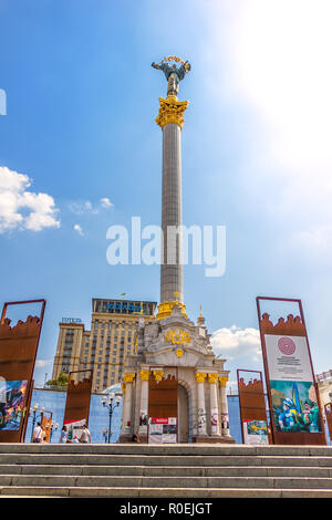 Kiew, Ukraine - 15. August 2018: Euromaidan 2014 Erinnerungen und die Independence Monument in Independence Square Stockfoto