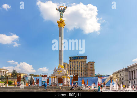 Kiew, Ukraine - 15. August 2018: Maidan Denkmäler und Poster über Euromaidan Revolution Stockfoto