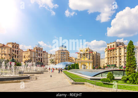 Kiew, Ukraine - 15. August 2018: Independence Square Brunnen, und Gebäude und Lach Tore im Sommer Stockfoto