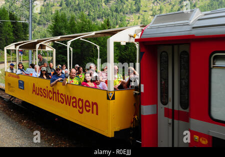 Schweizer Alpen: Posciavo-Bernina Fahrt im Cabriolet Stockfoto