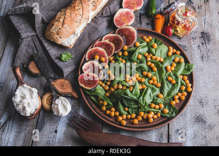 Kichererbsen, spinatblätter und Feigen vegetarischen Salat, Frischkäse, gesunde Hausgemachte veganes Essen, Diät Stockfoto