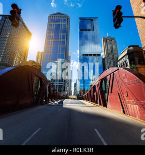 Blick auf Chicago Downtown Brücke und Gebäude Stockfoto