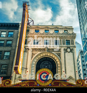 CHICAGO, IL-OKT 8: Chicago Theater und Street View am 8. Oktober in Chicago, Illinois, 2018. Die ikonischen Chicago Theatre marquee erscheint in Film, Tele Stockfoto