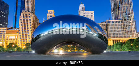 CHICAGO, Illinois/USA, 13. Oktober 2018: Bild des Cloud Gate oder die Bohne am Morgen 13. Oktober 2018 im Millennium Park, Chicago, Illinois Stockfoto