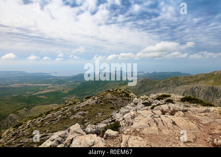 Blick von Puig de Galatzo nach Palma de Mallorca und dem Mittelmeer in Wetter, Mallorca, Spanien Stockfoto