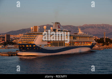 Vision Klasse Kreuzfahrtschiff Marella Discovery 2 angedockt am Hafen von Split in Kroatien. Stockfoto