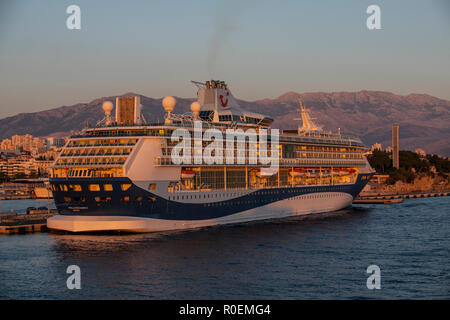 Vision Klasse Kreuzfahrtschiff Marella Discovery 2 angedockt am Hafen von Split in Kroatien. Stockfoto