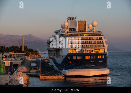 Vision Klasse Kreuzfahrtschiff Marella Discovery 2 angedockt am Hafen von Split in Kroatien. Stockfoto