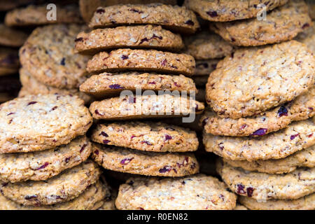 Stapel von gesunden Hafer- und Preiselbeer-Plätzchen Stockfoto