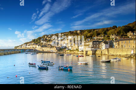 Mousehole Harbour bei Sonnenaufgang, Cornwall, Großbritannien Stockfoto