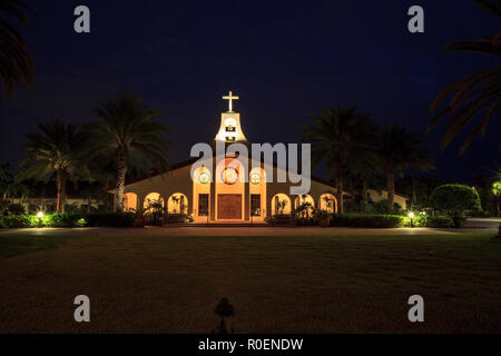 Naples, Florida, USA - November 3, 2018: St. John's Episcopal Church mit schönen Glasfenstern in der Nacht. Redaktionelle Verwendung. Stockfoto