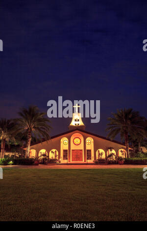 Naples, Florida, USA - November 3, 2018: St. John's Episcopal Church mit schönen Glasfenstern in der Nacht. Redaktionelle Verwendung. Stockfoto
