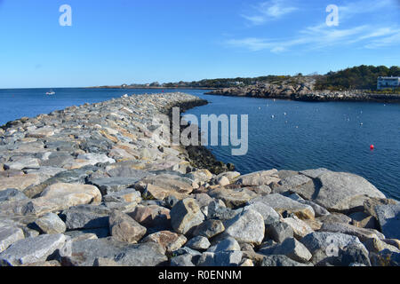 Große Steine linie die bärenfellmütze Hals Jetty in Rockport Massachusetts, USA Stockfoto