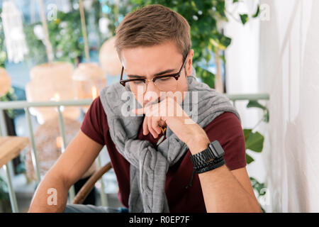 Erfolgreiche Unternehmer tragen smart Watch im Restaurant sitzen Stockfoto