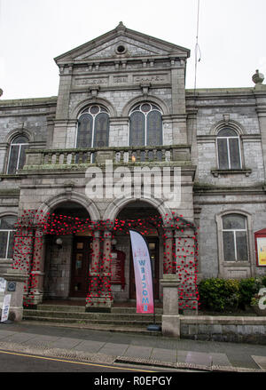 Helston, Cornwall, UK. 4. November 2018. Der Diebstahl eines Poppy appeal Sammlung Zinn aus einer Kirche in Cornwall hat Ärger unter den Gemeindemitgliedern ausgelöst. Helston schmückt die Stadt und Kirchen für Mohn Tag nur für jemanden zu Stahl das Zinn Credit: Kathleen weiß/Alamy leben Nachrichten Stockfoto