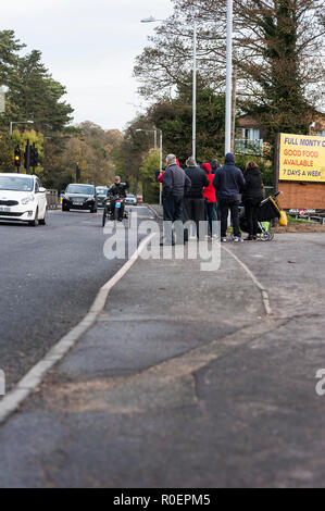 Brighton, East Sussex. 4. November 2018. Treiber pass Zuschauer entlang der A 23 im Hooley, Coulson, während der jährlichen London nach Brighton Veteran Car Run. Credit: Francesca Moore/Alamy leben Nachrichten Stockfoto