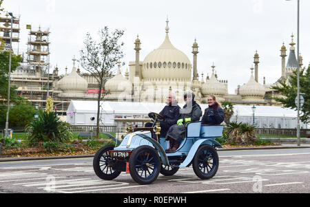 Brighton UK 4. November 2018 - Eine 1901 Darracq von Christopher Berridge führt an der Royal Pavilion in der jährlichen Bonhams London, Brighton Veteran Car Run unterstützt von Hiscox. Der Lauf der in Hyde Park London beginnt und endet in Madeira Drive auf Brighton Seafront ist offen für vierrädrige Autos, Tri-Autos und dreirädrige Kraftfahrzeuge hergestellt, die vor dem 1. Januar 1905: Simon Dack/Alamy leben Nachrichten Stockfoto