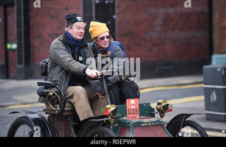 Brighton, Großbritannien - 4 November 2018 Mike Sewell fahren Ein 1900 Clement das Ziel in der jährlichen Bonhams London nähert sich nach Brighton Veteran Car Run unterstützt von Hiscox. Der Lauf der in Hyde Park London beginnt und endet in Madeira Drive auf Brighton Seafront ist offen für vierrädrige Autos, Tri-Autos und dreirädrige Kraftfahrzeuge hergestellt, die vor dem 1. Januar 1905: Simon Dack/Alamy leben Nachrichten Stockfoto