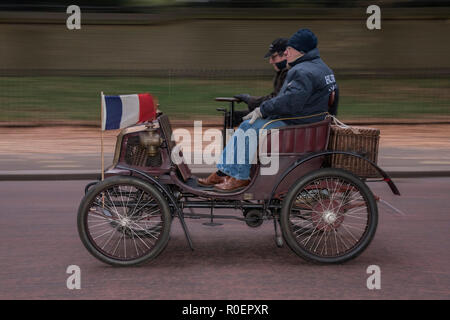 London, Großbritannien. 4. November 2018. Vorbei an Buckinham Palace und The Mall - Bonhams London nach Brighton Veteran Car Run feiert den 122. Jahrestag der ursprüngliche Emanzipation Ausführen von 1896, die den Übergang in das Gesetz die Lokomotiven auf der Autobahn, die Geschwindigkeit für das 'Licht Automobile' von 11 MPH bis 14 Mph und die Abschaffung der Notwendigkeit für ein Mann vor alle Fahrzeuge mit einer roten Flagge zu Fuß gefeiert. Der "Movember"-Stiftung als unsere offizielle Charity Partner. Credit: Guy Bell/Alamy leben Nachrichten Stockfoto