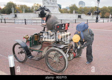 London, Großbritannien. 4. November 2018. Unten gebrochen bereits, vorbei an Buckinham Palace und The Mall - Bonhams London nach Brighton Veteran Car Run der 122. Jahrestag der ursprüngliche Emanzipation Ausführen von 1896, die den Übergang in das Gesetz die Lokomotiven auf der Autobahn, die Geschwindigkeit für das 'Licht Automobile' von 11 MPH bis 14 Mph und die Abschaffung der Notwendigkeit für ein Mann vor alle Fahrzeuge mit einer roten Flagge zu Fuß feierte feiert. Der "Movember"-Stiftung als unsere offizielle Charity Partner. Credit: Guy Bell/Alamy leben Nachrichten Stockfoto