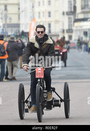 Brighton UK 4. November 2018 - Matt Roberts auf seinem 1898 Marot Gardon in der jährlichen Bonhams London nach Brighton Veteran Car Run unterstützt von Hiscox. Der Lauf der in Hyde Park London beginnt und endet in Madeira Drive auf Brighton Seafront ist offen für vierrädrige Autos, Tri-Autos und dreirädrige Kraftfahrzeuge hergestellt, die vor dem 1. Januar 1905: Simon Dack/Alamy leben Nachrichten Stockfoto