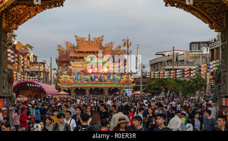 Donggang, Taiwan, November 3 2018: Der Hof vor dem Hauptgebäude an der Donglong Tempel in Dongang, Taiwan, ist mit Leuten, die alle drei Jahre stattfindende Verbrennung der Tempel des Königs Boat Festival, während die Götter auf die Erde eingeladen werden gefüllt, feierte eine Woche und um Hilfe gebeten, um die Gemeinschaft von Unglück und Krankheit für die kommenden drei Jahre, bevor sie sich wieder in das Boot brennen gesendet werden. Credit: Perry Svensson/Alamy leben Nachrichten Stockfoto