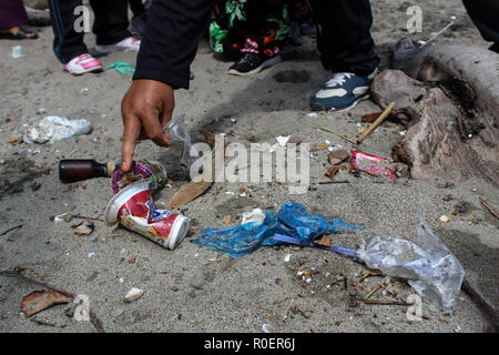 Lhokseumawe, Aceh, Indonesien. 4 Nov, 2018. Freiwillige gesehen Abholung Müll vom Strand. Indonesischen Freiwilligen aus BNPB (Nationale Behörde für Katastrophenmanagement) einen Strand aufräumen und auch gepflanzt 3000 Bäume eine saubere Umwelt für alle in Lhokseumawe Stadt zu erstellen. Credit: Maskur hat/SOPA Images/ZUMA Draht/Alamy leben Nachrichten Stockfoto