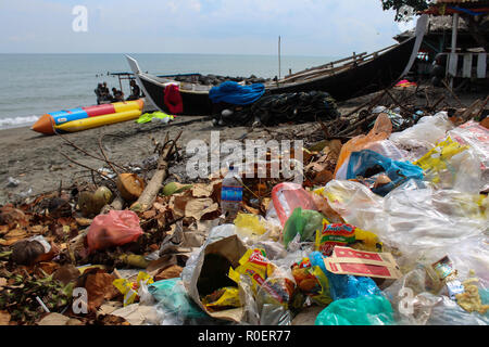 Lhokseumawe, Aceh, Indonesien. 4 Nov, 2018. Abfälle am Strand gesehen. Indonesischen Freiwilligen aus BNPB (Nationale Behörde für Katastrophenmanagement) einen Strand aufräumen und auch gepflanzt 3000 Bäume eine saubere Umwelt für alle in Lhokseumawe Stadt zu erstellen. Credit: Maskur hat/SOPA Images/ZUMA Draht/Alamy leben Nachrichten Stockfoto