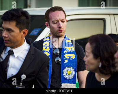 Bangkok, Thailand. 4 Nov, 2018. Ein Leicester City Football Club fan versucht, in das Begräbnis von Vichai Srivaddhanaprabha im Wat Debsirin am zweiten Tag der Trauerfeierlichkeiten für Vichai zu erhalten. Die Beerdigung war nicht für die Öffentlichkeit zugänglich. Vichai war der Besitzer von King Power, einem thailändischen duty free Konglomerat, und die Leicester City Club, ein britischer Premier League Fußball (Fußball) Team. Er starb bei einem Hubschrauberabsturz für die King Power Stadion in Leicester nach einem Spiel am 27. Oktober. Credit: ZUMA Press, Inc./Alamy leben Nachrichten Stockfoto