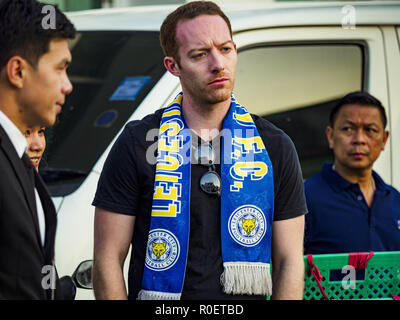 Bangkok, Thailand. 4 Nov, 2018. Ein Leicester City Football Club fan versucht, in das Begräbnis von Vichai Srivaddhanaprabha im Wat Debsirin am zweiten Tag der Trauerfeierlichkeiten für Vichai zu erhalten. Die Beerdigung war nicht für die Öffentlichkeit zugänglich. Vichai war der Besitzer von King Power, einem thailändischen duty free Konglomerat, und die Leicester City Club, ein britischer Premier League Fußball (Fußball) Team. Er starb bei einem Hubschrauberabsturz für die King Power Stadion in Leicester nach einem Spiel am 27. Oktober. Credit: ZUMA Press, Inc./Alamy leben Nachrichten Stockfoto