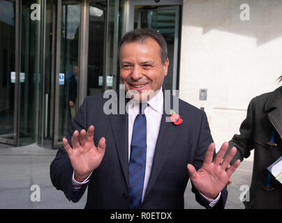 London, Großbritannien. 4. Nov 2018. Contraversial Geschäftsmann, Arron Banken, verlässt den BBC-Studios nach Erscheinen auf "Die Andrew Marr Show'. Es wird behauptet, dass er das Europäische Parlament über Verbindungen zwischen seinen pro-Brexit Kampagne und seine Versicherungs- geschäft während des EU-Referendums in die Irre geführt haben. Hunderte von internen E-Mails, die von ehemaligen Angestellten von Eldon Versicherungs- und Rock Dienstleistungen durchgesickert, dass Versicherungen die Mitarbeiter der EU-Kampagne aus ihren Büros gearbeitet. Er bestreitet diese Behauptungen. Credit: Tommy London/Alamy leben Nachrichten Stockfoto