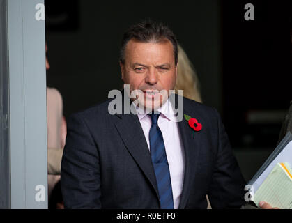 London, Großbritannien. 4. Nov 2018. Contraversial Geschäftsmann, Arron Banken, verlässt den BBC-Studios nach Erscheinen auf "Die Andrew Marr Show'. Es wird behauptet, dass er das Europäische Parlament über Verbindungen zwischen seinen pro-Brexit Kampagne und seine Versicherungs- geschäft während des EU-Referendums in die Irre geführt haben. Hunderte von internen E-Mails, die von ehemaligen Angestellten von Eldon Versicherungs- und Rock Dienstleistungen durchgesickert, dass Versicherungen die Mitarbeiter der EU-Kampagne aus ihren Büros gearbeitet. Er bestreitet diese Behauptungen. Credit: Tommy London/Alamy leben Nachrichten Stockfoto